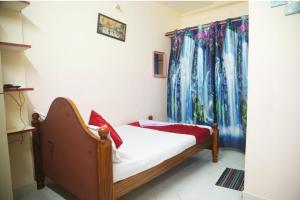 een klein bed in een kamer met een raam bij Garuda Grand in Tirupati
