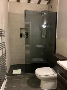 La salle de bains est pourvue d'une douche, de toilettes et d'un lavabo. dans l'établissement The Carriage House, Bilbrough York Sleeps 24, à Bilbrough