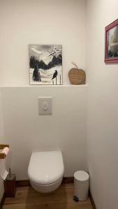 La salle de bains est pourvue de toilettes et d'une photo murale. dans l'établissement Gîte de la Mésange, à Rochesson