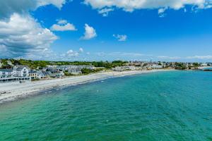 EVASION MARINE appartement VUE MER 2-4 personnes في كونكارنو: اطلالة جوية على شاطئ به بيوت