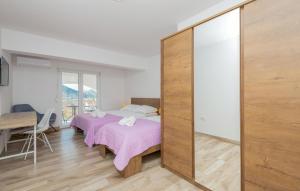 Katil atau katil-katil dalam bilik di Awesome Apartment In Rogotin With Wifi