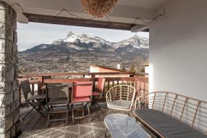 En balkon eller terrasse på Chalet ZigueZague - Calme - Proche Thermes