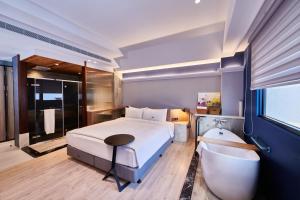 垦丁大街墾丁耳東華苑ErDong Manor的一间带大床和浴缸的卧室 更多47张照片