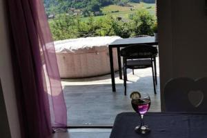 un verre de vin assis au-dessus d'une table dans l'établissement Tranquil holiday home with bubble bath, à Tuheljske Toplice