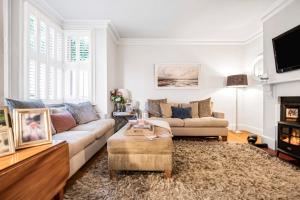 a living room with a couch and a table at Charming 3 Bedroom Townhouse in Henley-On-Thames in Henley on Thames