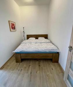 Säng eller sängar i ett rum på Apartmán Široká Bechyně