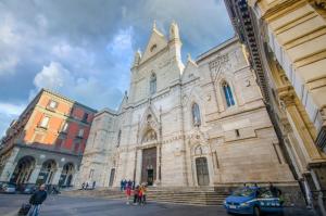 ナポリにあるAppartamento centro storico Napoliの大きな建物