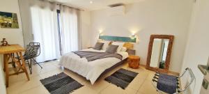 Giường trong phòng chung tại VILLA ROCCA BRUNA, LE CAP CORSE 5 ETOILES