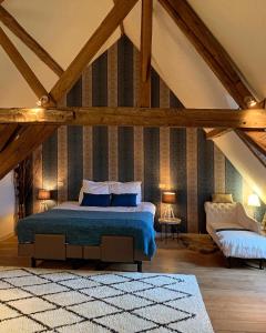 a bedroom with a bed in a attic at Hamiora wellness B&B in Deinze