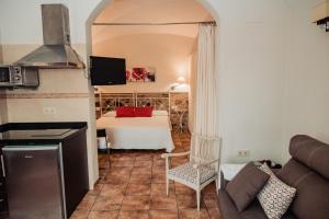 sala de estar con cama y habitación con sofá en Apartamento Las Avutardas 2, en Cáceres