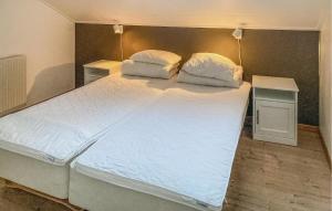 1 cama blanca grande con 2 almohadas en Amazing Home In Trans With Sauna en Tranås