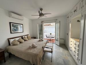 En eller flere senge i et værelse på 59 Beautiful Mijas Playa Club + 38 billeder