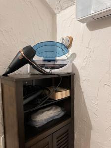 una mesa con secador de pelo encima en B&B La Baita "monolocale ad uso esclusivo", en Fonni
