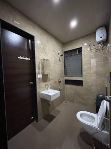 La salle de bains est pourvue de toilettes et d'un lavabo. dans l'établissement Tripvana Sunset Villa, à Nashik