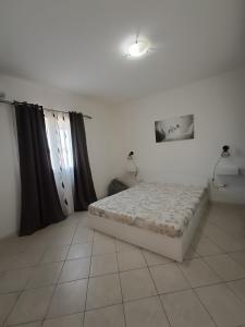 1 dormitorio con 1 cama en la esquina de una habitación en Casa vacanze Giosuè en Noto Marina