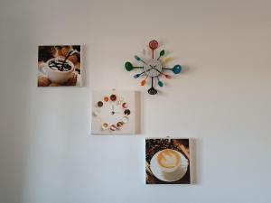 una cruz con fotos de café y un reloj en Casa vacanze Giosuè en Noto Marina