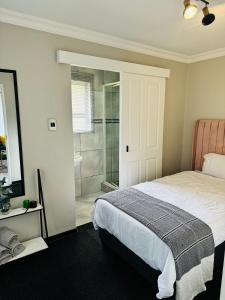 Katil atau katil-katil dalam bilik di Pink Dot Guesthouse
