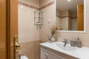 Phòng tắm tại BNBHolder Loving Gran Via Apartment I