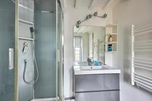 a bathroom with a sink and a shower at Cottage Côté Mer - A 1km de la plage in Courseulles-sur-Mer +7 photos
