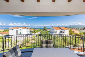 Elle comprend un balcon offrant une vue sur l'océan. dans l'établissement Apartments Barjaktarić, à Malinska