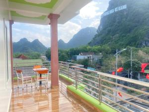 un balcón de una casa con vistas a las montañas en Phong Nha - Tien's Cozy Homestay en Phong Nha