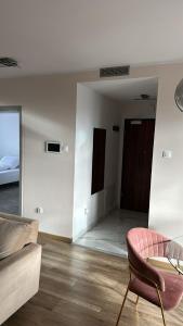 sala de estar con sofá y silla en Apartament 33 Park City en Ostrów Wielkopolski