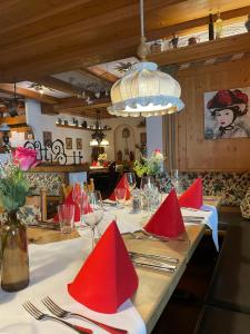 una mesa con servilletas rojas y servilletas rojas en Hotel Restaurant Falken, en Baiersbronn