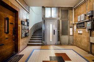 korytarz z drzwiami i schodami w budynku w obiekcie Whitefield Apartment w Budapeszcie