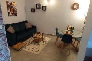 uma sala de estar com um sofá e uma mesa em Logement proche centre et plage em Le Portel