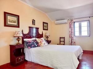 A bed or beds in a room at Casa de Castelo Novo