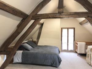 La Ferté-ImbaultにあるLa Renardieのベッドと大きな窓のある寝室