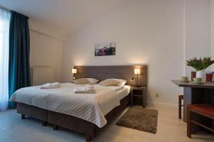 um quarto com uma cama com duas toalhas em MariSol em Świnoujście
