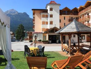 d'une terrasse avec des chaises et une table. dans l'établissement Hotel Gruppo Brenta, à Andalo