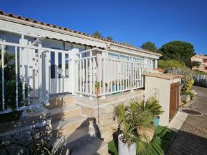 a house with a white fence and some plants at Villa Les Issambres, 3 pièces, 6 personnes - FR-1-768-21 in Les Issambres