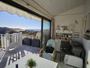 a patio with a table and chairs on a balcony at Villa Les Issambres, 3 pièces, 6 personnes - FR-1-768-21 in Les Issambres