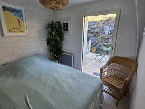 Postel nebo postele na pokoji v ubytování Maison mitoyenne T3 avec piscine, clim, parking, animaux acceptés - FR-1-768-21 + 16 fotografií