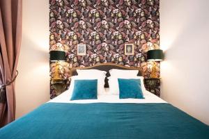 - une chambre avec un lit bleu et une tête de lit dans l'établissement Le "Boudoir" Appartement de Charme climatisé en Plein Centre, à Bourges