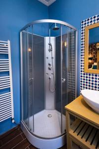 La salle de bains est pourvue d'une douche et d'un lavabo. dans l'établissement Le "Boudoir" Appartement de Charme climatisé en Plein Centre, à Bourges