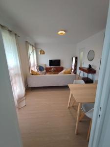 uma sala de estar com um sofá e uma mesa em Sweet home em Lille