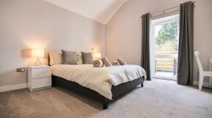 En eller flere senge i et værelse på Hoxne Cottages