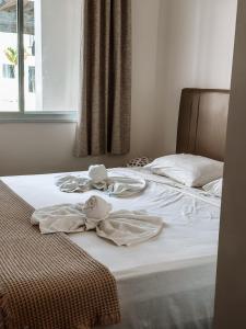 uma cama com toalhas e uma janela em Quality - Boas Vistas em Canoa Quebrada