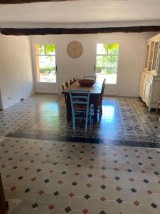 een keuken met een tafel en stoelen in een kamer bij Mas provençal dans un vignoble in La Motte