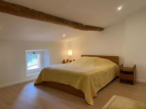een slaapkamer met een bed en een raam bij Mas provençal dans un vignoble in La Motte