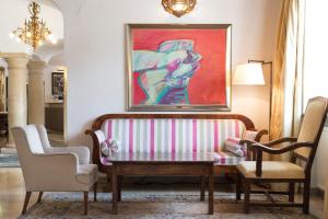 ein Wohnzimmer mit einem Sofa und einem Gemälde in der Unterkunft Schlossberghotel in Graz