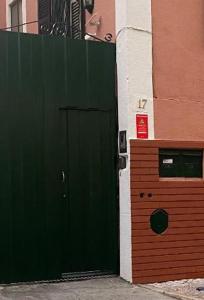 a green door to a building with a green wall at Quinta da Vitoria in Sacavém