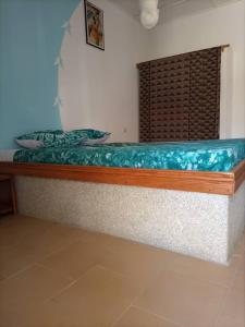 a bed in a room with a green mattress at CAMPEMENT DIAMORAL DIAKENE OULOFF in Diakène Ouolof