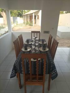 une table avec un chiffon de table noir et blanc dans l'établissement CAMPEMENT DIAMORAL DIAKENE OULOFF, à Diakène Ouolof