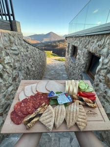 ein Schneidebrett mit verschiedenen Arten von Fleisch und Käse in der Unterkunft Zemunice Knezevic in Banja Luka