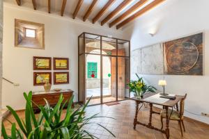 a living room with a table and a plant at Can Tem Turismo de Interior in Alcudia