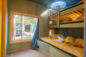 Zimmer mit Etagenbett und Fenster in der Unterkunft Juliusskogen 